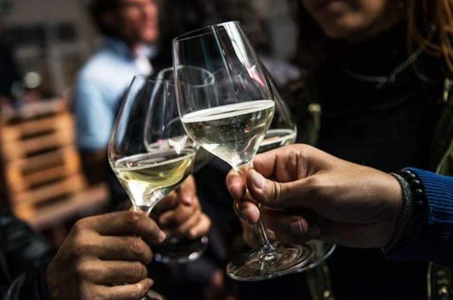 Conoce los bares imperdibles de Santiago Centro para ir con tus amigos